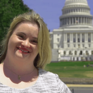 Una mujer con síndrome de Down comparece ante el Capitolio de EE.UU.